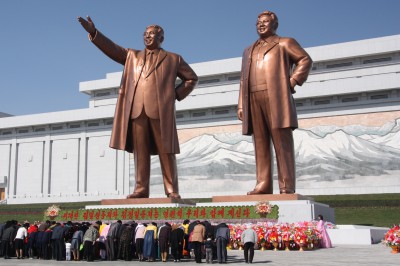 The_statues_of_Kim_Il_Sung_and_Kim_Jong_Il_on_Mansu_Hill_in_Pyongyang_(april_2012)